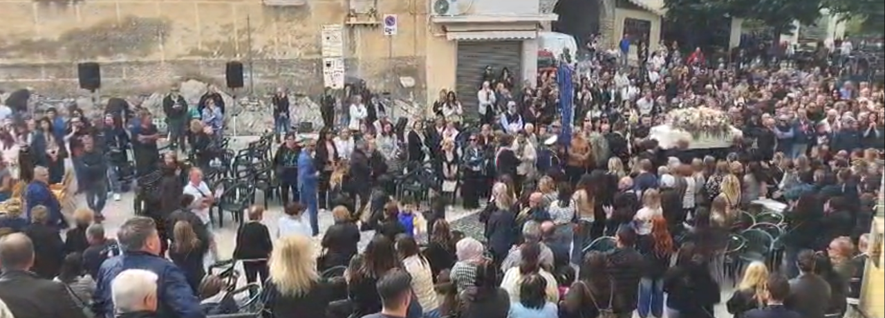 Erica Carroccia, l’ultimo abbraccio della sua città. VIDEO