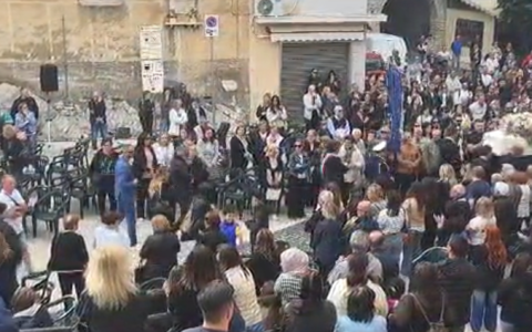 Erica Carroccia, l’ultimo abbraccio della sua città. VIDEO
