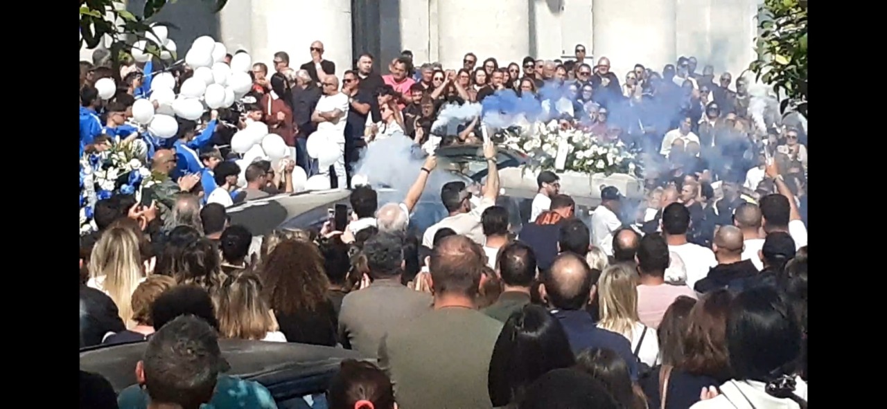 L’ultimo saluto a Simone Lauretti. Bagno di folla nella Chiesa del SS Salvatore. Oggi i funerali di Alessio Alberelli ed Erica Caroccia