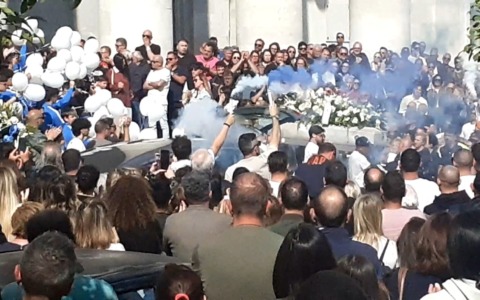 L’ultimo saluto a Simone Lauretti. Bagno di folla nella Chiesa del SS Salvatore. Oggi i funerali di Alessio Alberelli ed Erica Caroccia