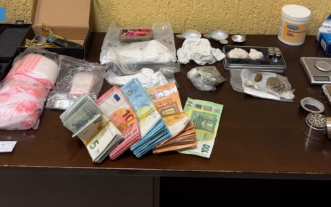 Detenzione ai fini di spaccio e detenzione illegale di armi, arrestati un uomo e una donna