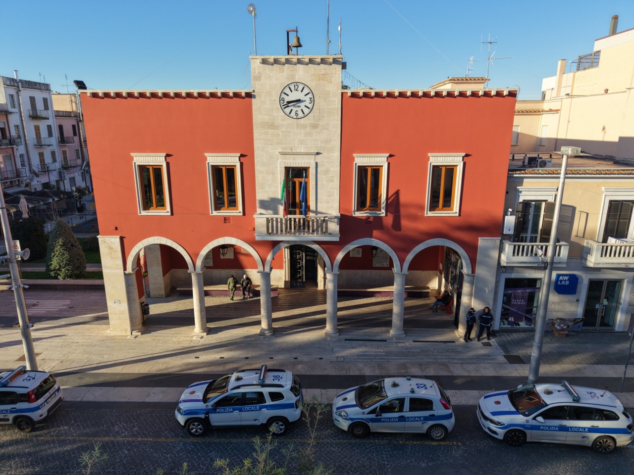 Fa un incidente e si scopre che ha una patente di guida contraffatta:  intervento della Polizia Locale e sequestro del documento