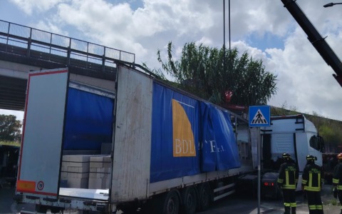 Camion perde il rimorchio: svincolo della Pontina chiuso al traffico