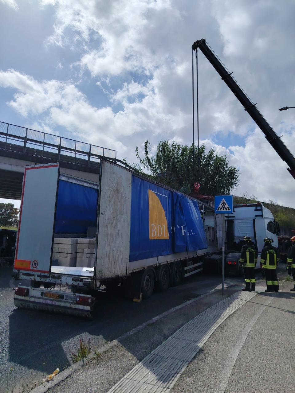 Camion perde il rimorchio: svincolo della Pontina chiuso al traffico