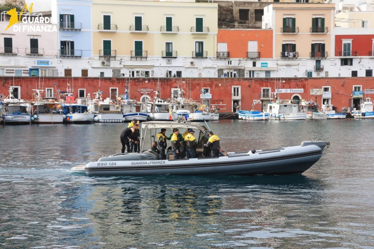 40 chili di hashish nascosti in una grotta di Chiaia di Luna: “Il deposito degli spacciatori”
