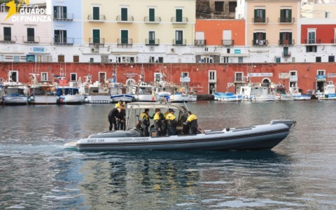 40 chili di hashish nascosti in una grotta di Chiaia di Luna: “Il deposito degli spacciatori”