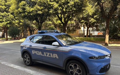 Adescavano gli uomini sui siti di annunci e poi li rapinavano, due arrestati