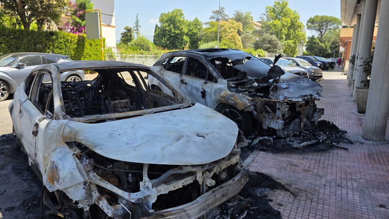 Notte di fuoco, due auto incendiate nel quartiere Isonzo