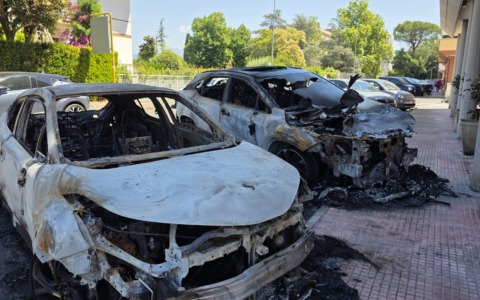 Notte di fuoco, due auto incendiate nel quartiere Isonzo
