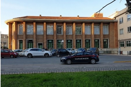 Impiegato gli nega l’operazione, danneggiato lo sportello dell’ufficio postale