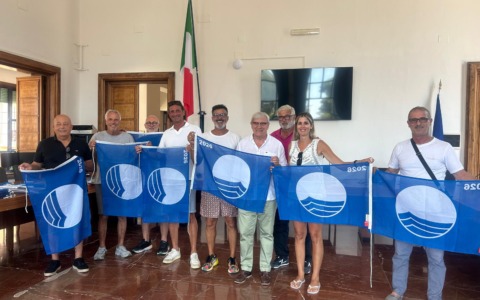 Consegnata la Bandiera Blu ai balneari per il biennio 2026-2027