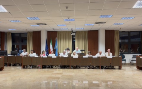 Sì al regolamento sull’armamento della Polizia Locale: gli agenti avranno la pistola