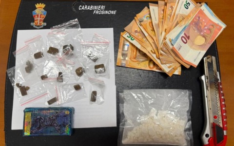 54enne arrestato: in casa cocaina, hashish e 1.000 euro in contanti