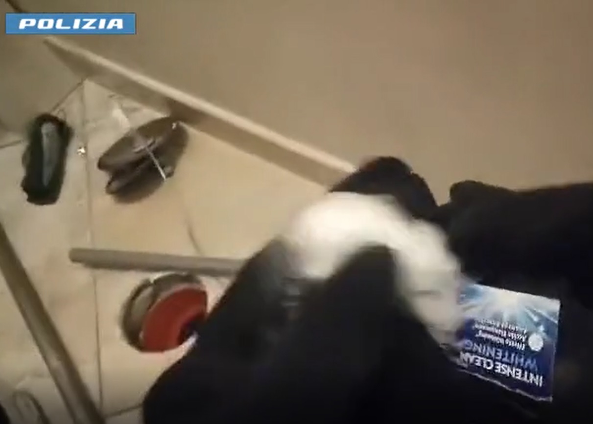 Cocaina nascosta in un sifone, fondamentale il fiuto di Odina: uomo e donna in manette