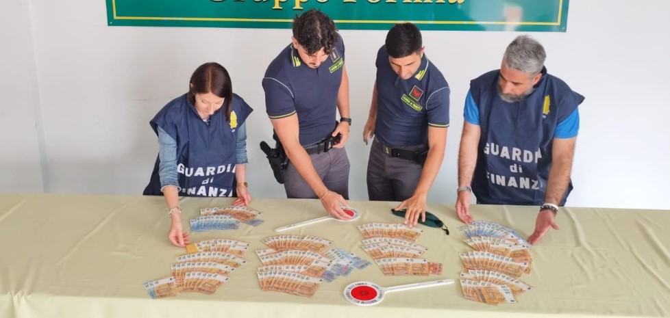 Riciclaggio da fatture per operazioni inesistenti, quattro indagati