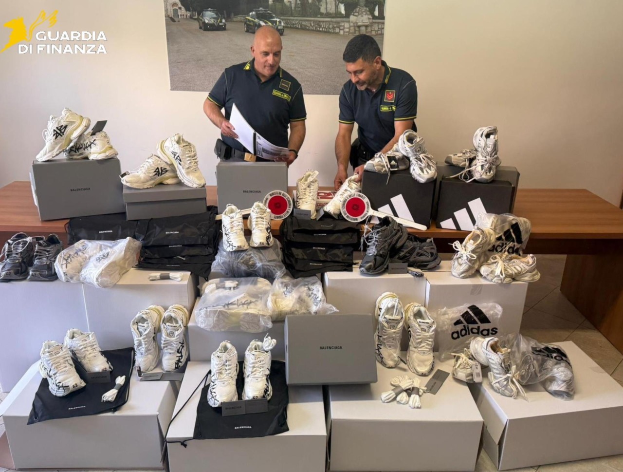 Scarpe con marchi contraffati in casa, denunciati marito e moglie
