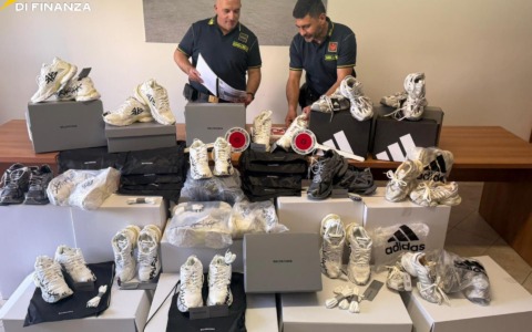 Scarpe con marchi contraffati in casa, denunciati marito e moglie