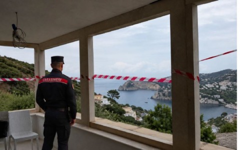 Sopraelevazione abusiva in area protetta, una denuncia