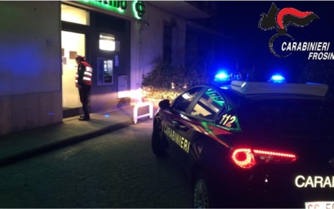 Imprenditore minacciato con una pistola da finti poliziotti, due arresti