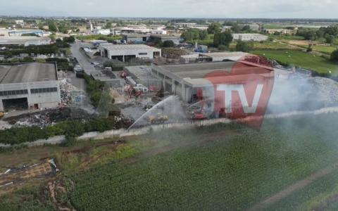 Violento incendio all’azienda Del Prete, l’origine da una batteria esausta. LE IMMAGINI