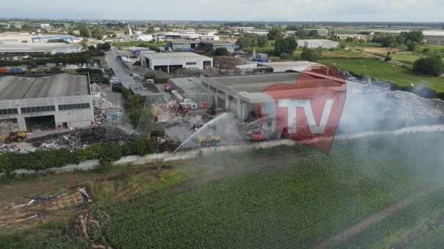 Violento incendio all’azienda Del Prete, l’origine da una batteria esausta