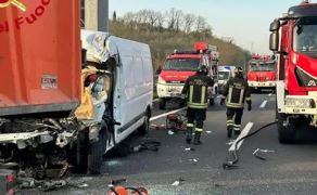 Strage sulla superstrada, scontro tra un Tir e un furgone: morti tre operai