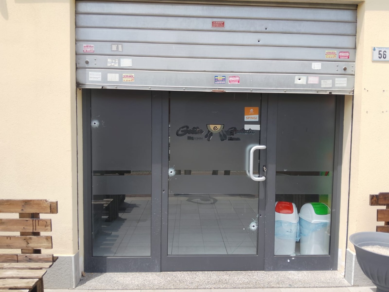 Almeno sette spari nella notte contro la saracinesca della pizzeria “Cotta e Gustata”