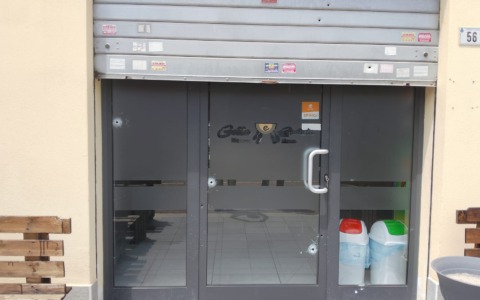 Almeno sette spari nella notte contro la saracinesca della pizzeria “Cotta e Gustata”
