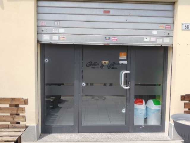 Almeno sette spari nella notte contro la saracinesca della pizzeria “Cotta e Gustata”. LE IMMAIGNI