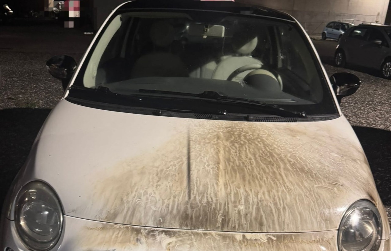 Molotov contro la ditta di autodemolizioni, Fiat 500 danneggiata