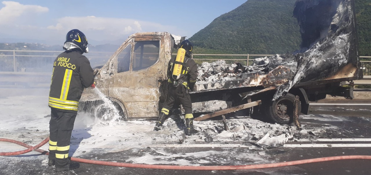 Autocarro in fiamme sulla Monti Lepini, nessun ferito / FOTO