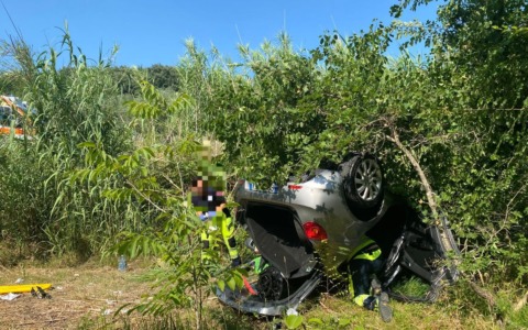 Auto fuori strada in via Acquaviva, grave un uomo