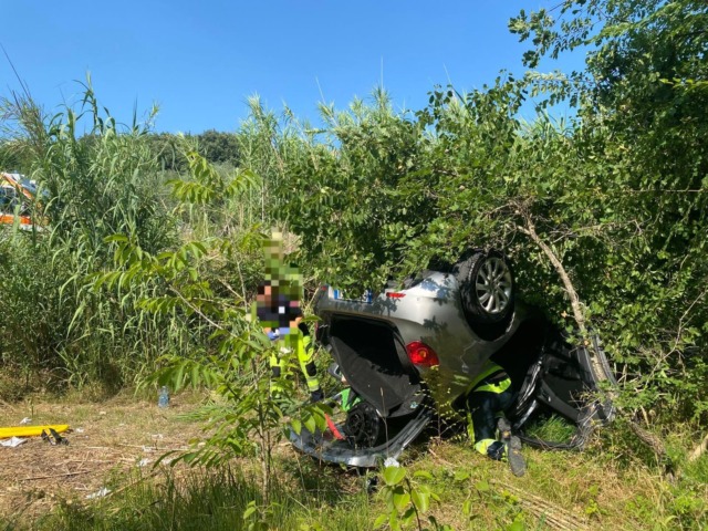 Auto fuori strada in via Acquaviva, grave un uomo