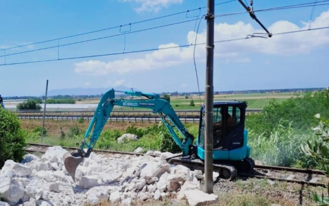 Demolito il masso caduto da Monte Cucca, avanti il progetto per il ripristino della ferrovia