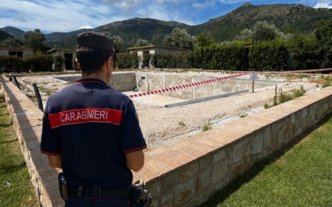 Bungalow e piscina abusivi in area protetta, scatta il sequestro