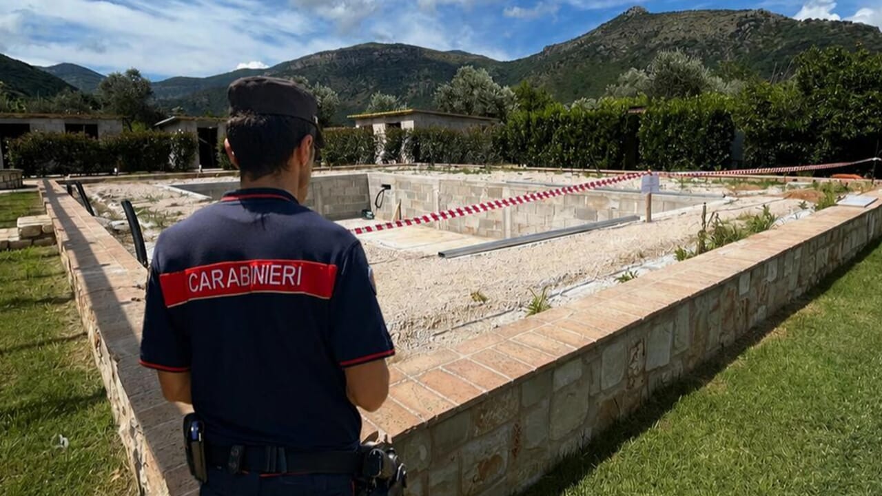 Bungalow e piscina abusivi in area protetta, scatta il sequestro