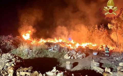 Incendio nella legnaia, le operazioni di bonifica