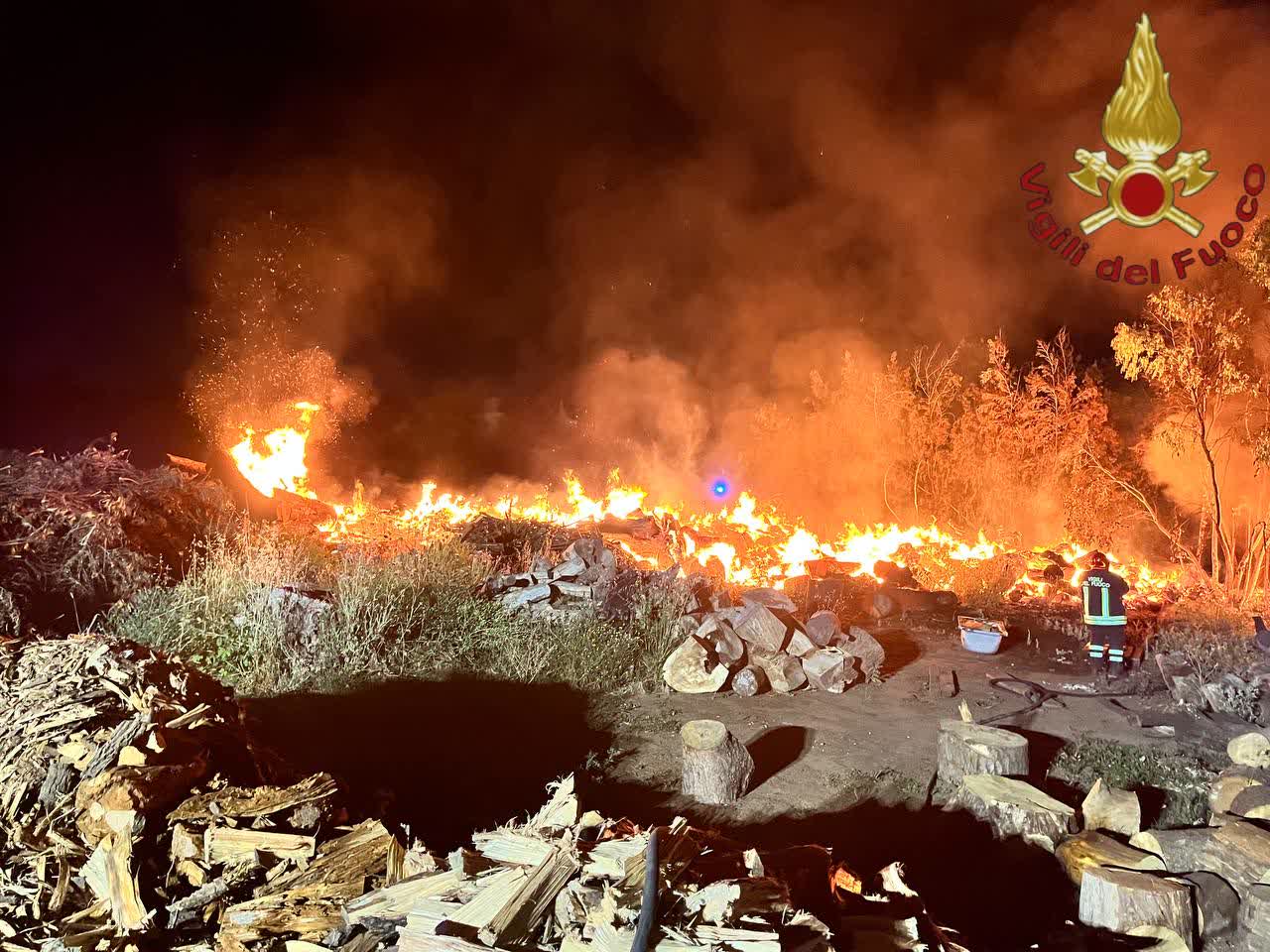 Incendio nella legnaia, le operazioni di bonifica
