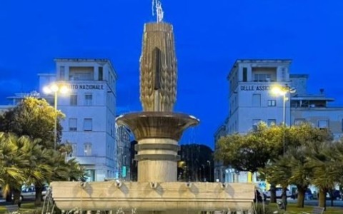 Urla, schiamazzi, risse, corse a velocità sostenuta con automobili e moto in Piazza della Libertà. Residenti esasperati, presentato l’esposto