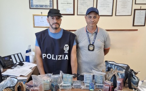 Sequestrati 9,5 chili di hashish, in manette una coppia romana