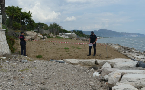 Sequestrato un deposito di rifiuti sulla spiaggia a Rio Claro,