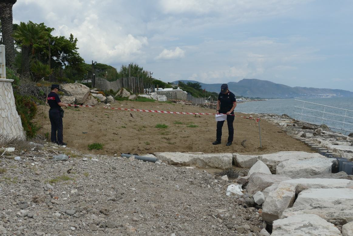 Sequestrato un deposito di rifiuti sulla spiaggia a Rio Claro,