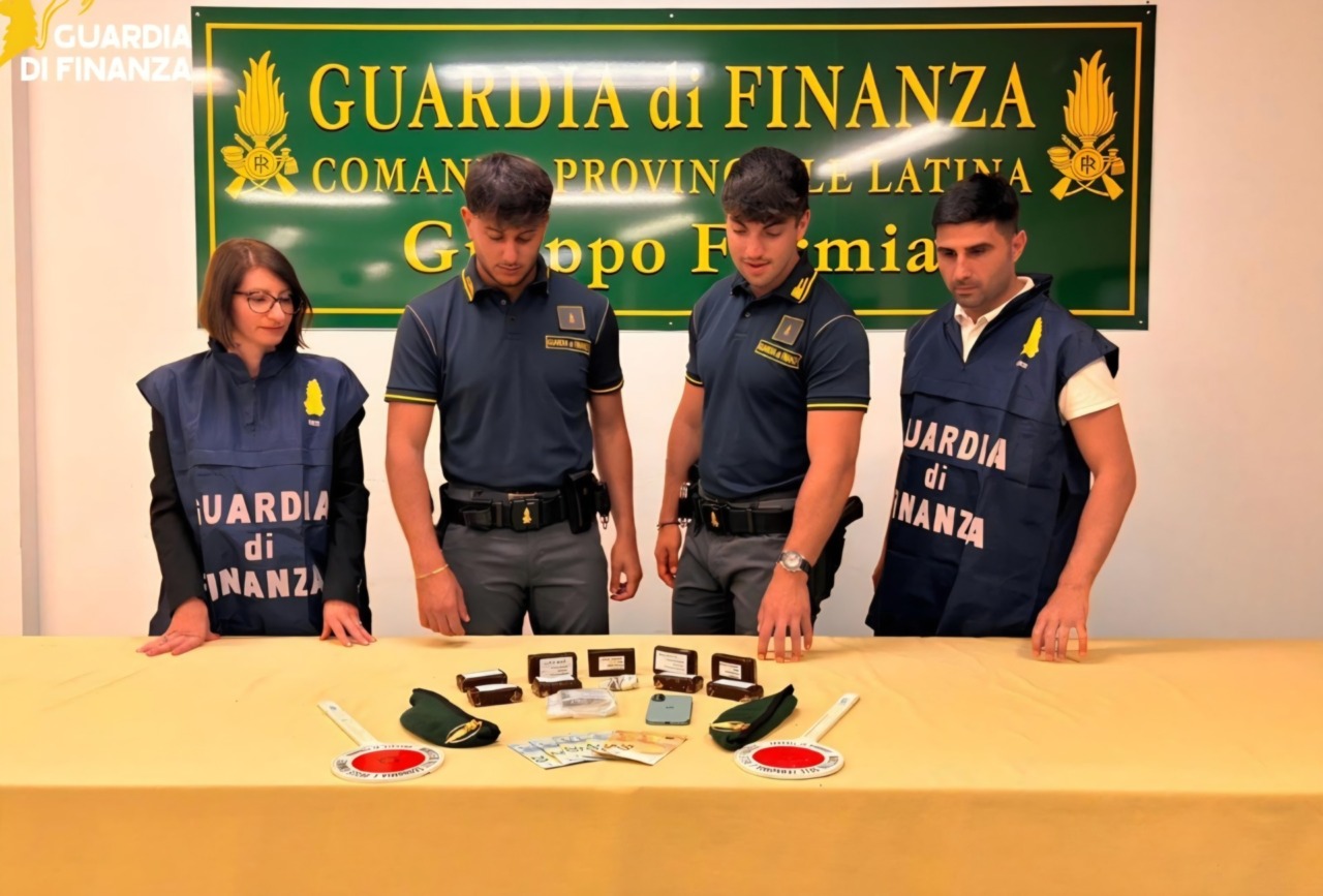 Oltre un chilo di hashish in auto, arrestato giovane del posto