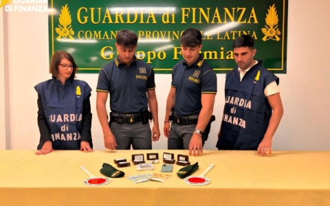 Oltre un chilo di hashish in auto, arrestato giovane del posto