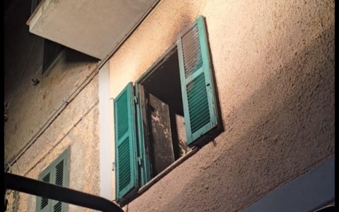 Incendio in un appartamento, morta una donna di 92 anni