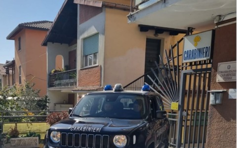 Aggredisce la madre e l’anziana nonna, arrestato