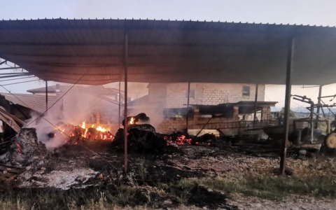 Legna e fieno divorati dalla fiamme  all’alba