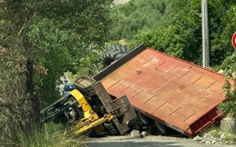 Trattore con rimorchio esce fuori strada e si ribalta / FOTO