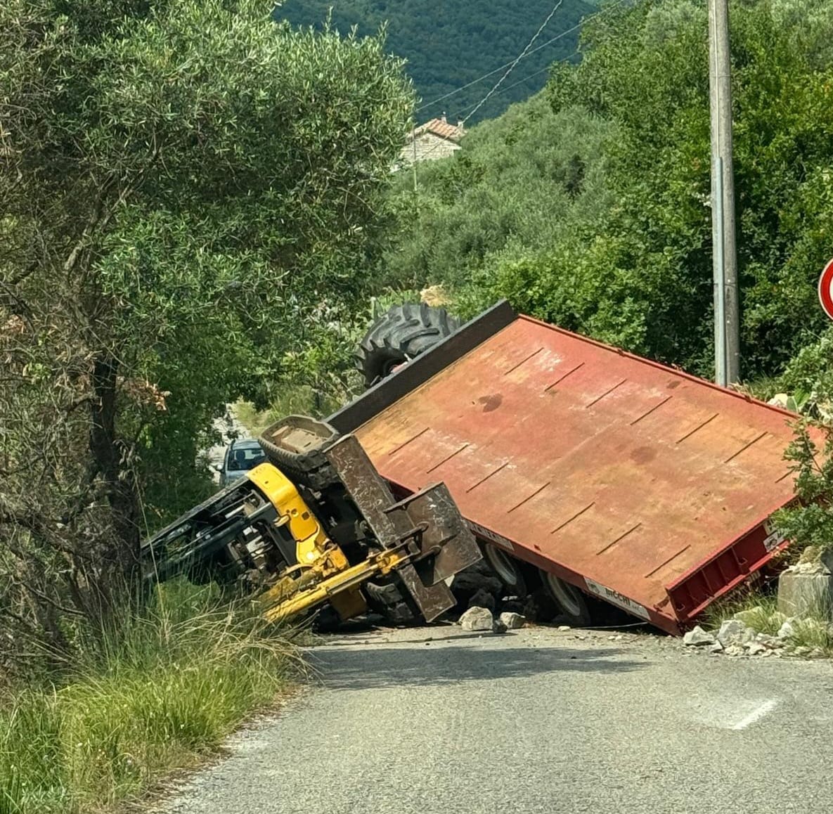 Trattore con rimorchio esce fuori strada e si ribalta / FOTO