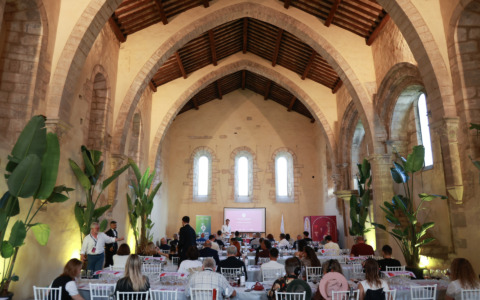 Vini d’Abbazia 2026: a Fossanova incontri, masterclass e una mostra raccontano il vino attraverso la cultura, la spiritualità, la ricerca e l’arte contemporanea